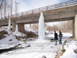 Narman'da buzlar köprüye ayak oldu!..