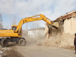 Oltu'da metruk binalar yıkılıyor!..