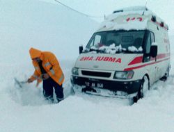 Ambulans 4 saat mahsur kaldı!..