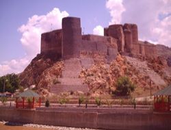 Erzurum kaleleri geçmişi bu güne taşıyor!..