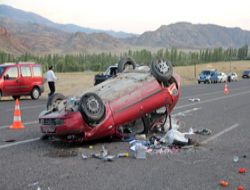 Oltu'da trafik kazası 2 ölü 1 yaralı!..