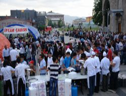 Kent meydanında iftar huzuru!..