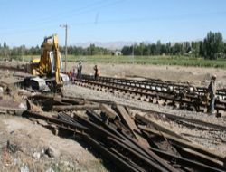 Pasinler'de tren rayları yenilendi!..