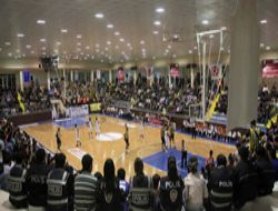 Basketbolseverler salonu doldurdu!..