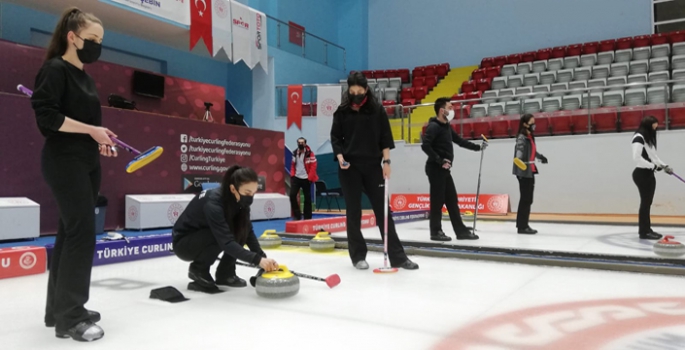 Curling milli takımlarının Erzurum kampı sürüyor