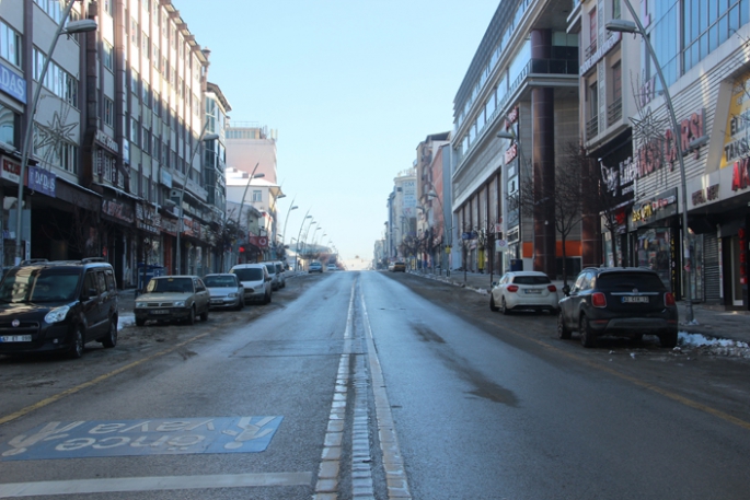 Erzurum caddeleri boş kaldı