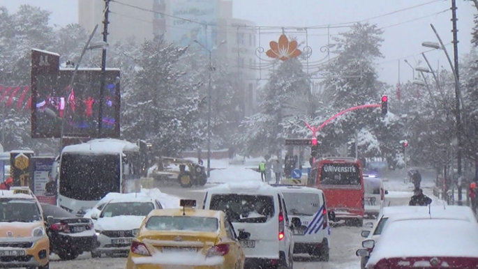 Erzurum'da kış geri geldi