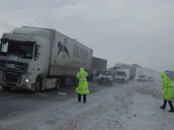 Tipi ve buzlanan yollar ulaşımı felç etti