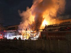 Erzincan'da kozmetik deposunda yangın