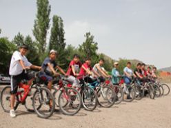 Bisiklet kazanmak için pedal çevirdiler