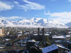 Erzurum Van`a kucak açtı