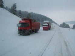 TIR`lar buzlanan yollarda mahsur kaldı