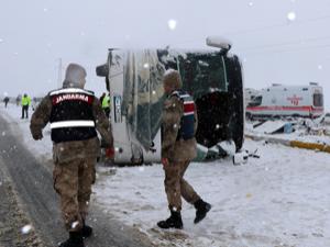 Erzincan'da yolcu otobüsü devrildi: 46 yaralı