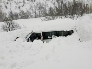 Erzurumda 3 otomobil çığ altında kaldı