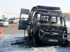 Erzurum'da kaza sonrası yolcu minibüsü alev alev yandı