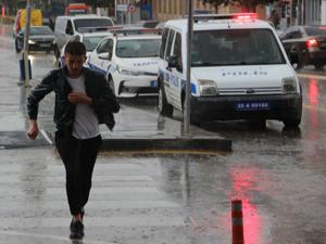 Erzurum'da sağanak yağmur zor anlar yaşattı