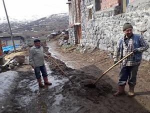 Mahallenin gençleri bahar temizliği yaptı