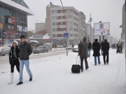 Kar ve tipi Erzurum'da hayatı dondurdu