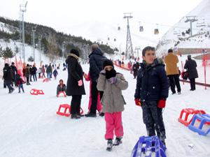 Palandöken'de hafta sonu kayak ve kızak coşkusu