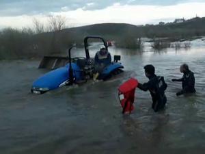 Tarlasına giderken traktörüyle sele kapıldı