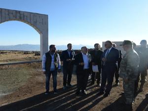 Vali Azizoğlu Kargapazar şehitliğini gezdi