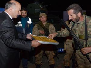 Vali Azizoğlu Mehmetçikle birlikte iftar açtı