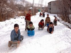 Erzurum`da çocukların kayak keyfi