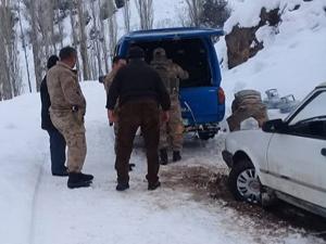 Yolda kalan sürücünün yardımına Jandarma ekipleri yetişti