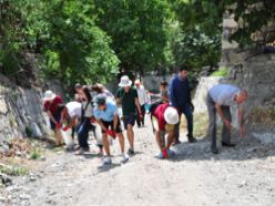 Güney Kore'den gelip şelale'yi temizlediler