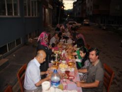 Mahallede toplu iftar