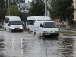 Erzurum'da yağmur sele dönüştü