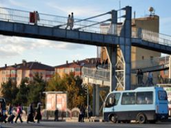 Erzurum'da üst geçit var ama kullanan yok