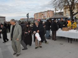 Yakutiye halka 50 bin aşure dağıttı