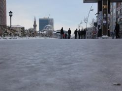 Erzurum'da yerler buzlandı