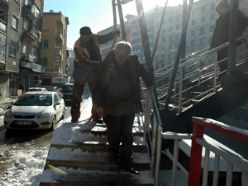 Erzurum'da üst geçitler buz pistine döndü