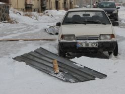 Erzurum'da tipi çatıları uçurdu