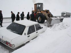 Kars'ta buzlanan yol kazalara neden oldu