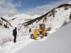 Erzurum'da kapanan köy yolları açılıyor