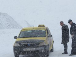 Çat Kaymakamı karda kışta yollara düştü!