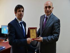 Korkut'tan Ateş'e plaket