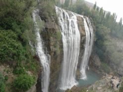 Tortum şelalesine ziyaretçi akını