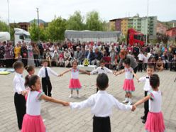 Miniklerin gösterisi şova dönüştü