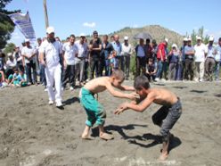 Kum üzerinde karakucak güreşleri