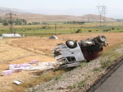 Yoldan çıkan Tır şarompole devrildi