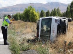 Üç takla atan otomobilden sağ çıktı