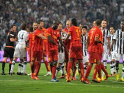 Beşiktaş-Galatasaray derbisi tatil edildi