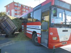 Saman yüklü traktör otobüse çarptı