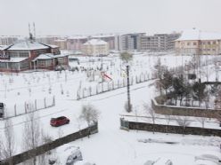 Kar yağışı Erzurum'da hayatı felç etti