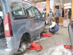 Erzurum'da oto lastikçilerin kar mesaisi