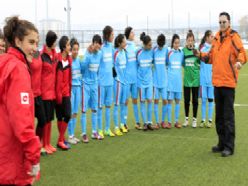 Erzurum'da halaylı futbol